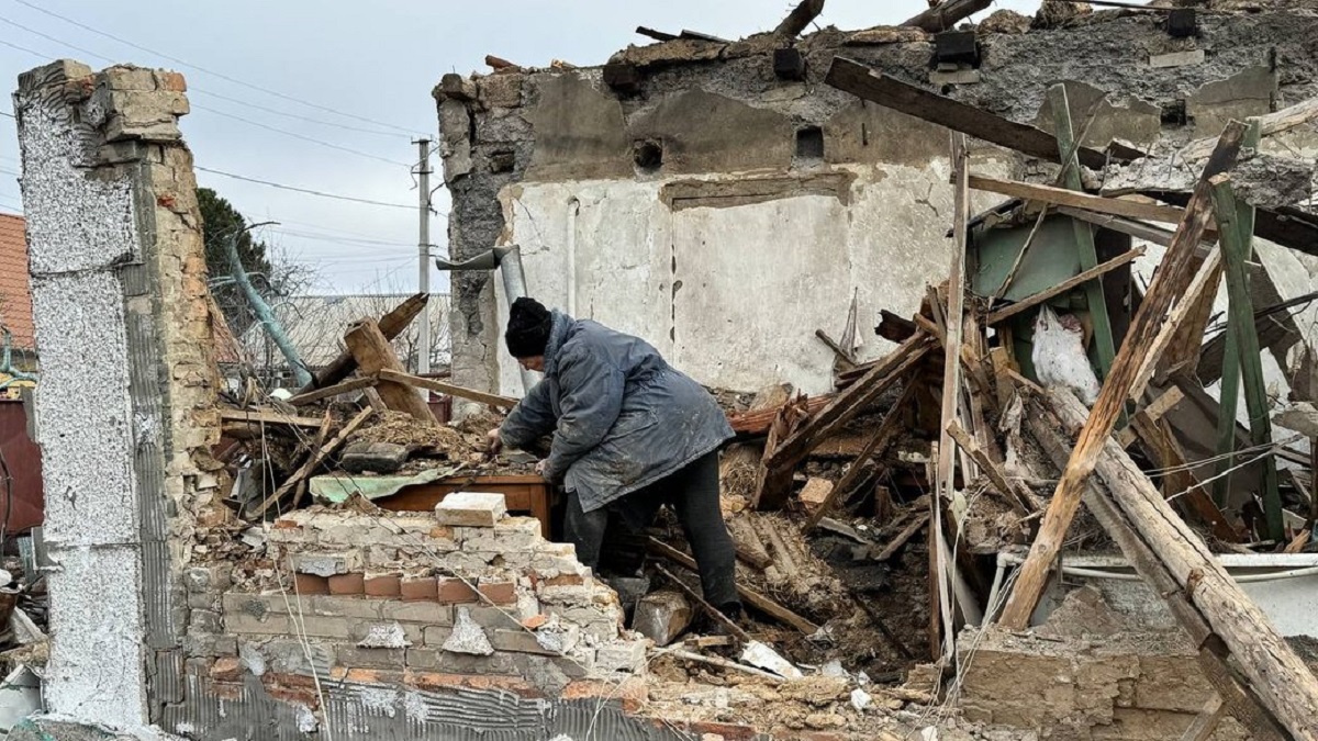 "Не могла вдихнути" - мешканку Запоріжжя після атаки дронів з палаючого будинку рятували сусіди