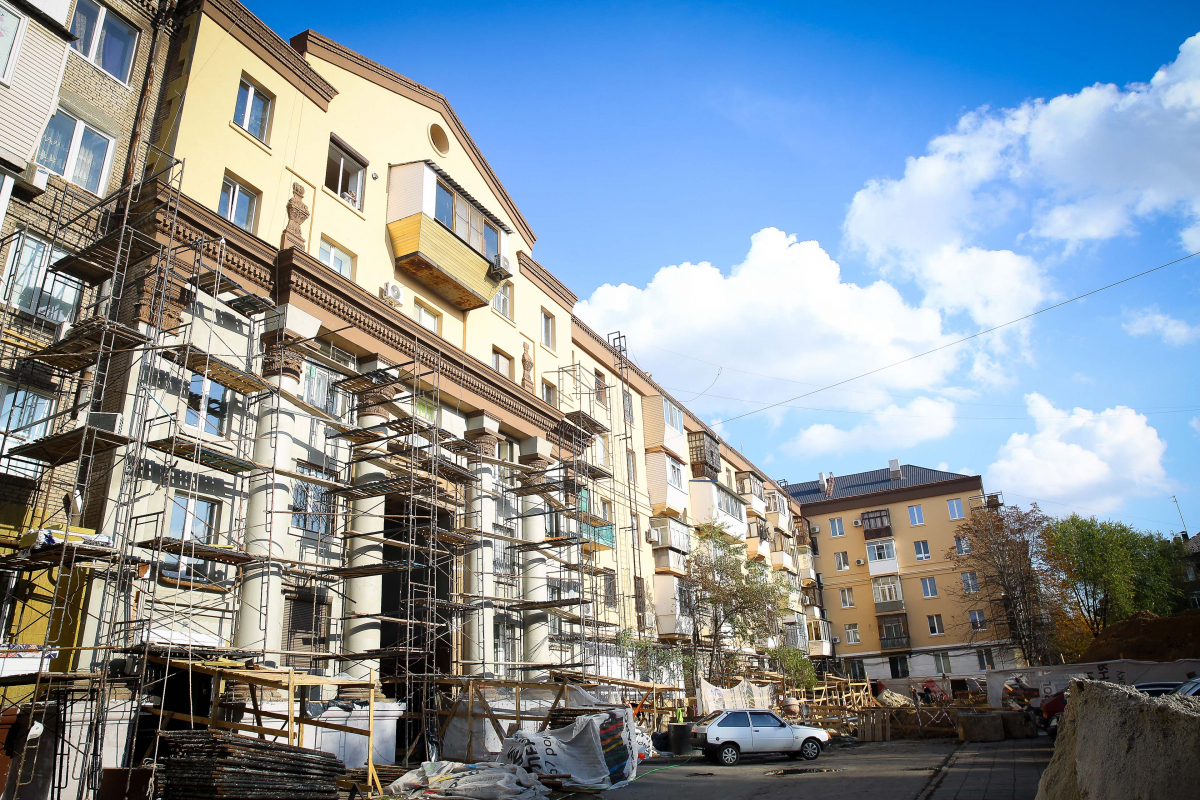 Як власники квартир в понівечених багатоповерхівках бачать відновлення після ракетних обстрілів Запоріжжя