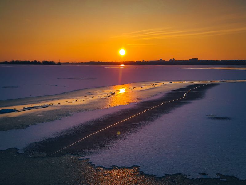 Люди діляться фотографіями гарного заходу сонця у Запоріжжі