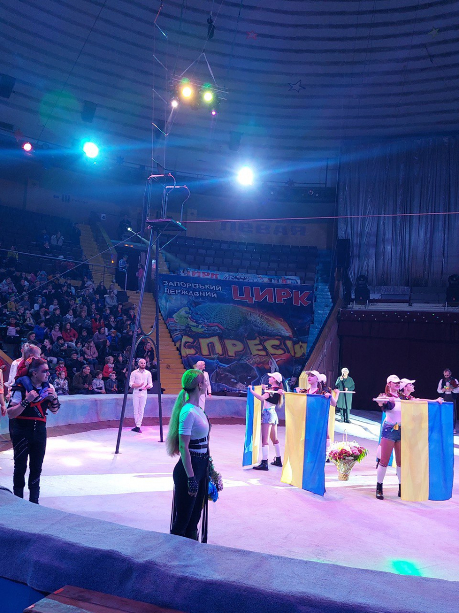 До сліз: у Запоріжжі під час прем’єри нової циркової програми увесь зал співав “Червону калину” під акомпанемент дзвоників