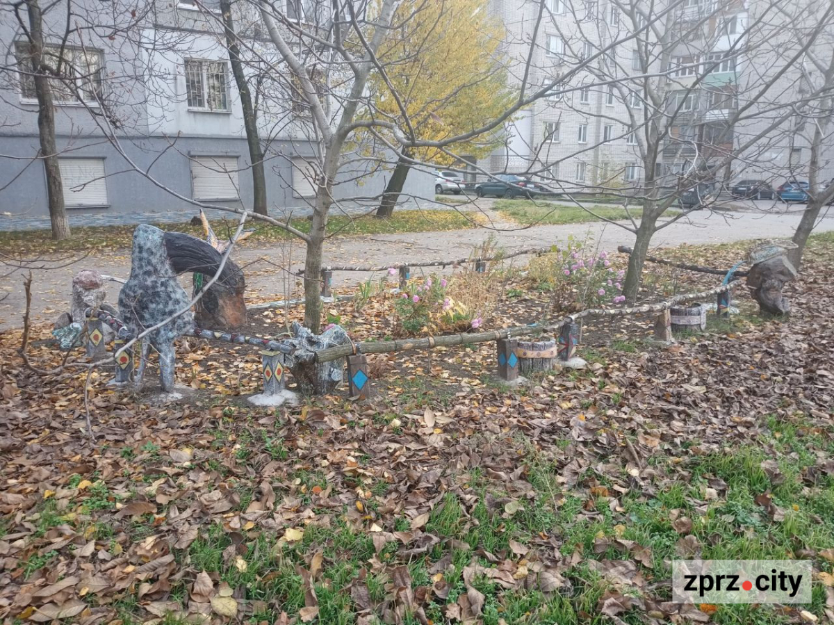 Казковий какаду, метелик і черепаха - запоріжець створив біля зупинки незвичайну зону (фото)