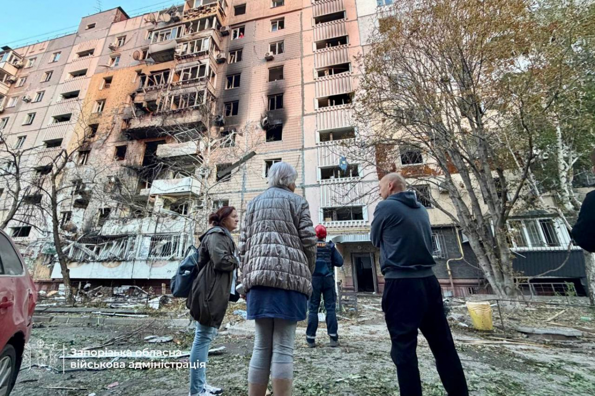 Вночі ворог атакував Запоріжжя - є постраждали, пошкоджені багатоповерхівки, торговий центр та виш (фото, відео)