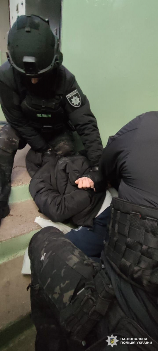 «Родинна справа»: мешканець Запоріжжя організував масштабну схему контрабанди та збуту забороненого наркотичного засобу (фото)