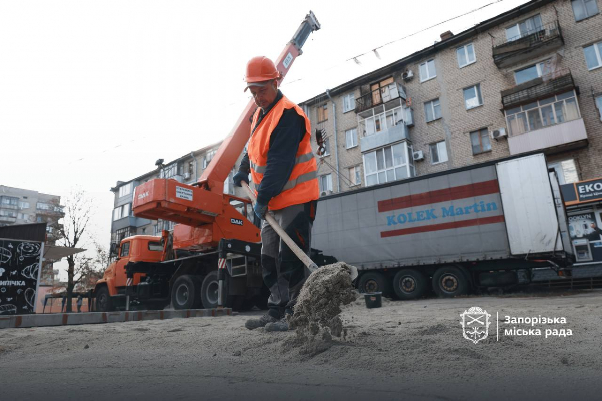 Під сітками та за бетонними стінами: у Запоріжжі облаштовують нові укриття та захист від FPV-дронів (фото)