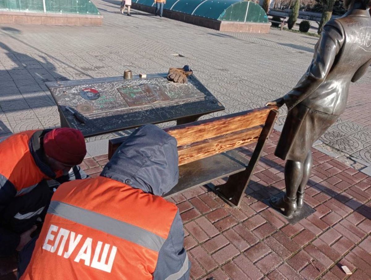 У центрі Запоріжжя вандали пошкодили скульптуру - фото