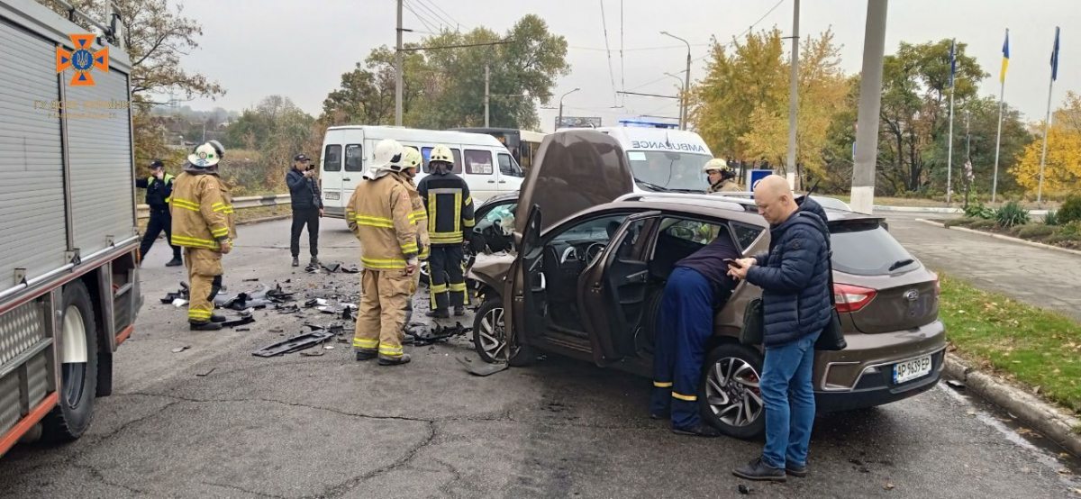 У Запоріжжі жінку діставали з розбитої автівки за допомогою спеціальних ножиць - фото