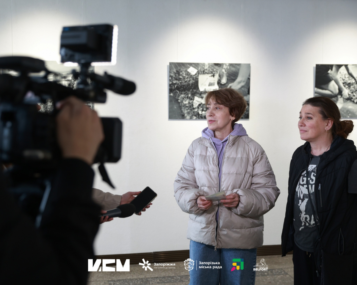 "Плетиво життя": у Запоріжжі відкрилася виставка, присвячена жінкам, які щодня допомагають фронту (фото)