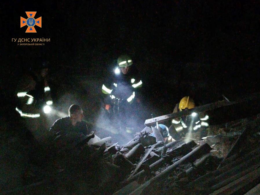 Внаслідок нічного ворожого удару по Запорізькій області повністю зруйновані два будинки, загинули люди: фото