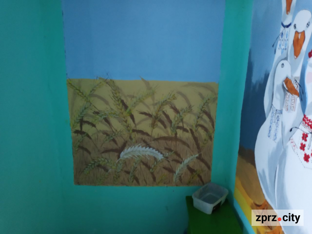 Стало відомо, хто прикрасив запорізьку багатоповерхівку розписами в стилі Марії Примаченко - фото