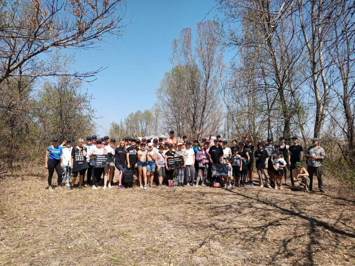 Велике прибирання - на Хортиці зібрали тисячі пластикових пляшок (фото)