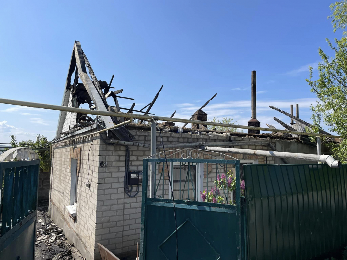 Від обстрілу пошкоджені та згоріли сто будинків: жителі селища на Запоріжжі збирають допомогу