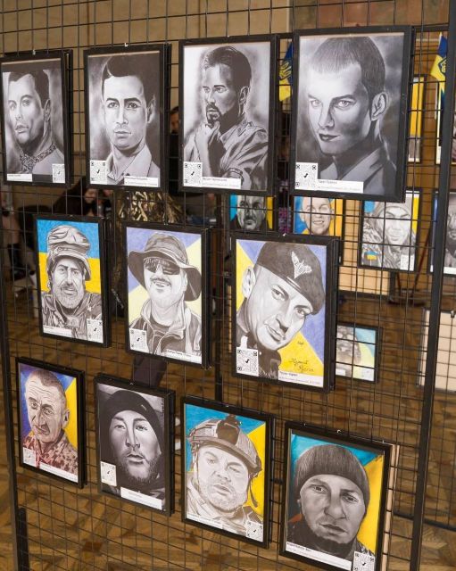 "Крізь ці портрети ми бачимо життя": у Запоріжжі відкрили виставку на честь загиблих і зниклих Героїв (фото)