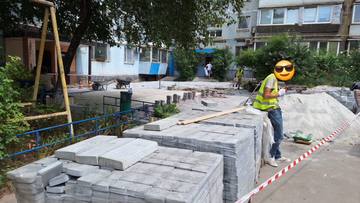 Парковка під вікнами - у Запоріжжі мешканці багатоповерхівки захопили частину подвір'я (фото)