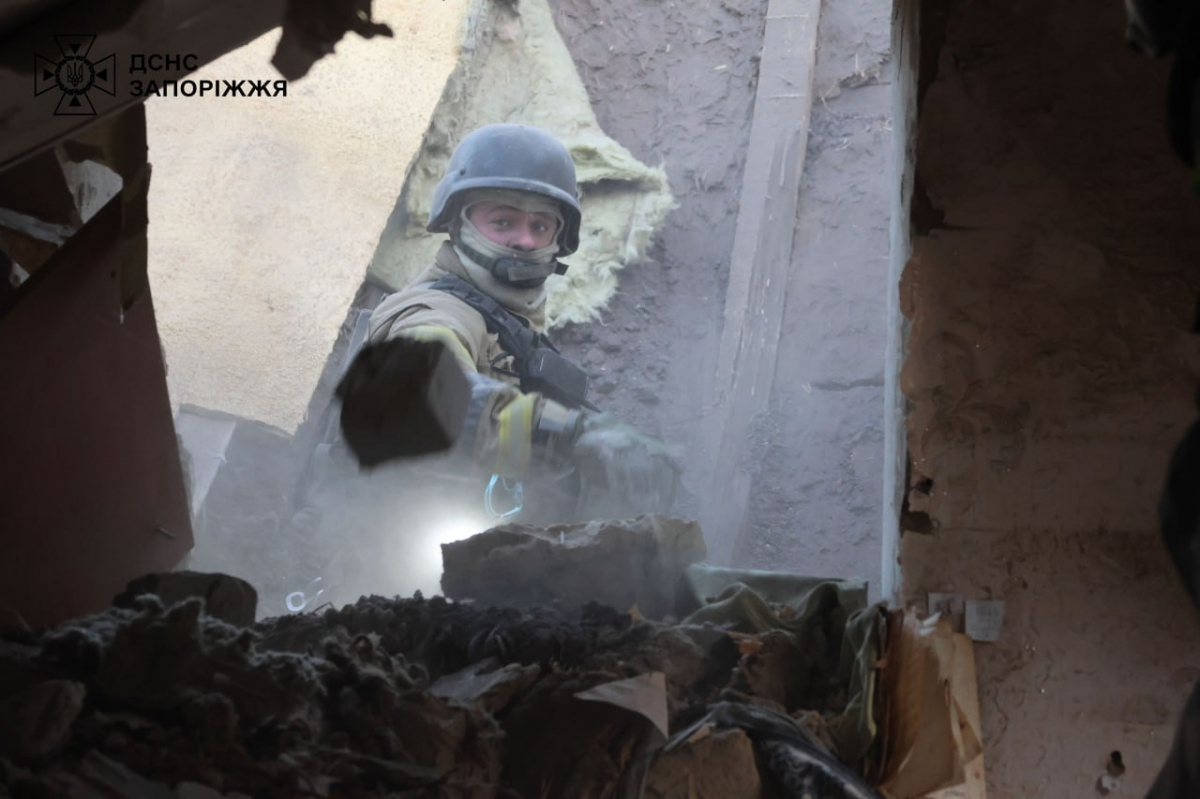 "Осередок вибуху був буквально за два будинки від нас" - що розповідають очевидці масованого авіаудару по Запоріжжю (відео, фото)