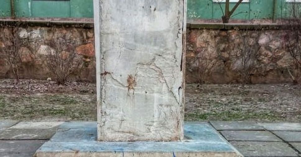 У Запоріжжі з території школи прибрали пам'ятник російському поету - фото