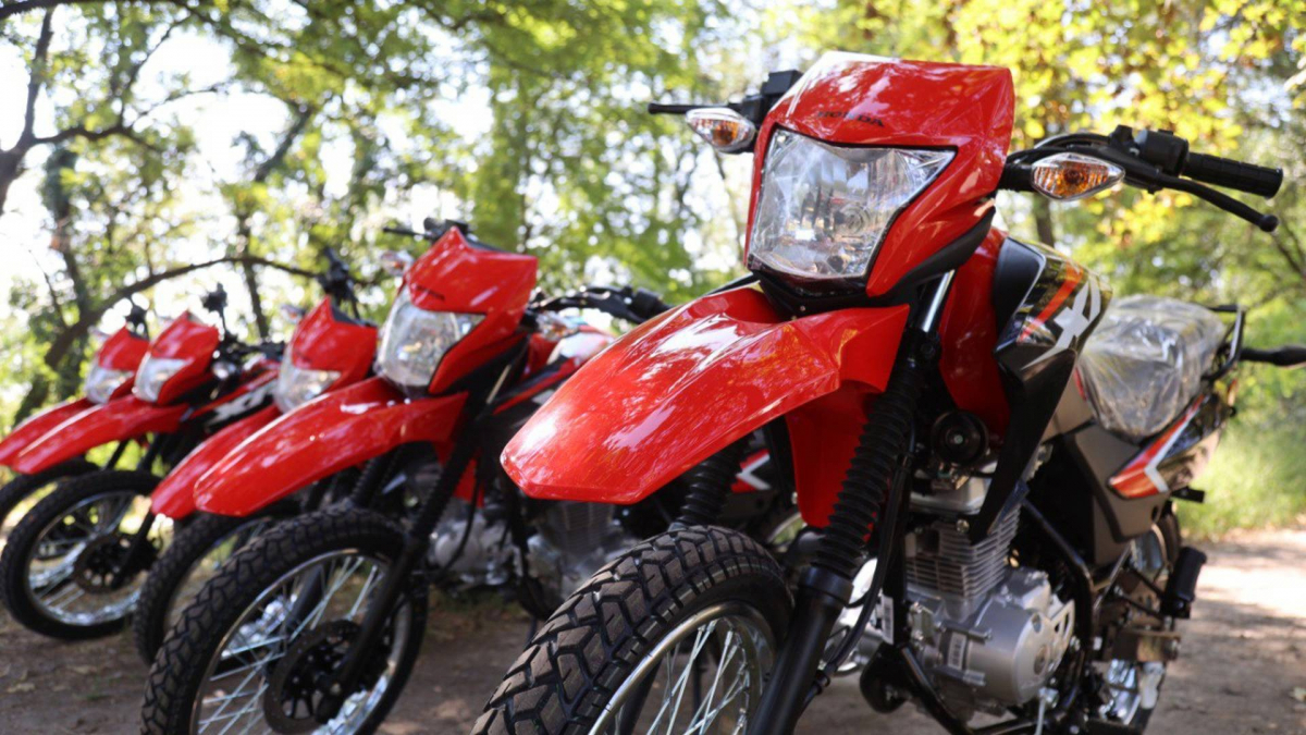 Маневрені та швидкі: Метінвест передав Нацгвардійцям багі та мотоцикли