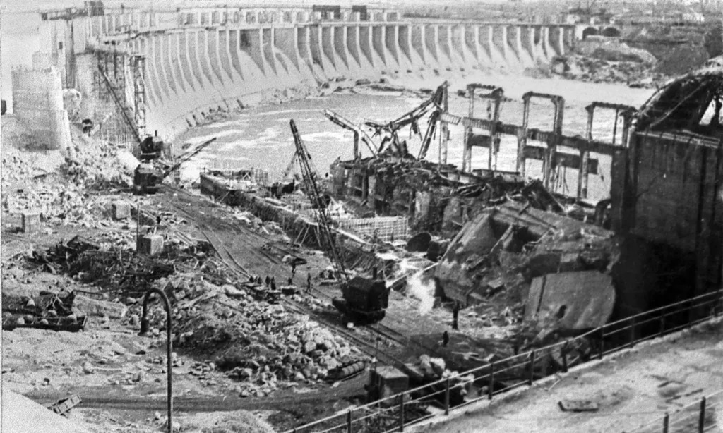 Як виглядала машинна зала зруйнованого Дніпрогесу 80 років тому – фото від запорізького краєзнавця