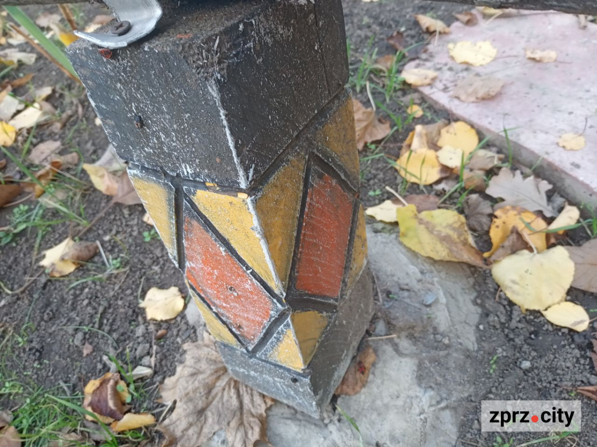 Казковий какаду, метелик і черепаха - запоріжець створив біля зупинки незвичайну зону (фото)