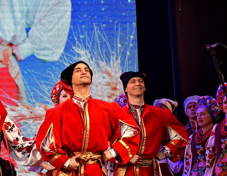 У Запорізькій філармонії показали патріотичну прем'єру відомого козацького ансамблю пісні і танцю - фото