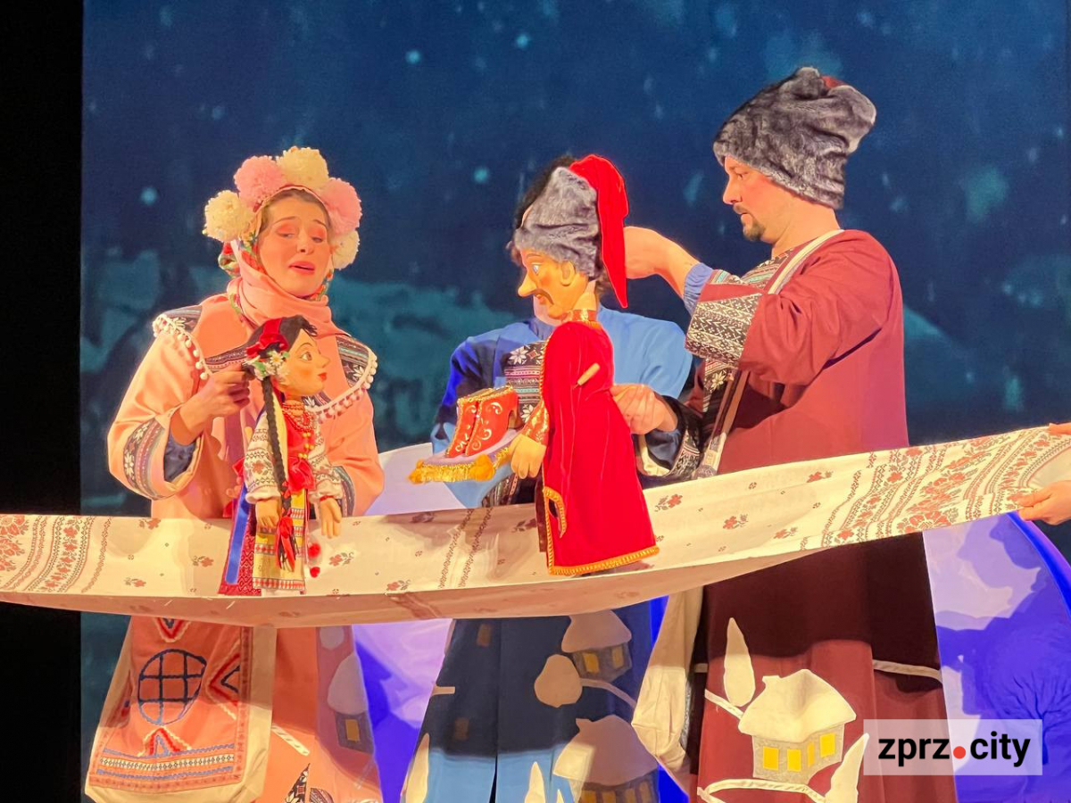 Новорічна прем’єра: у запорізькому театрі ляльок показали нову виставу – фото