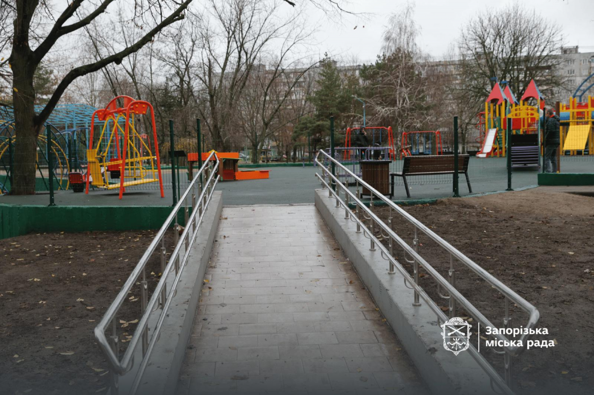 Був аварійним, а став інклюзивним - в парку у Запоріжжі відкрили інклюзивні дитячі та спортивні майданчики (фото)