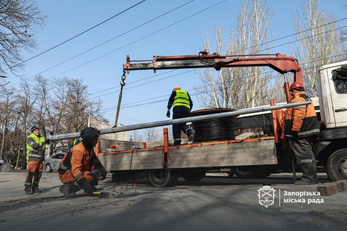 Акцент на пішоходах: у Запоріжжі освітили один із найжвавіших переходів (фото, відео)