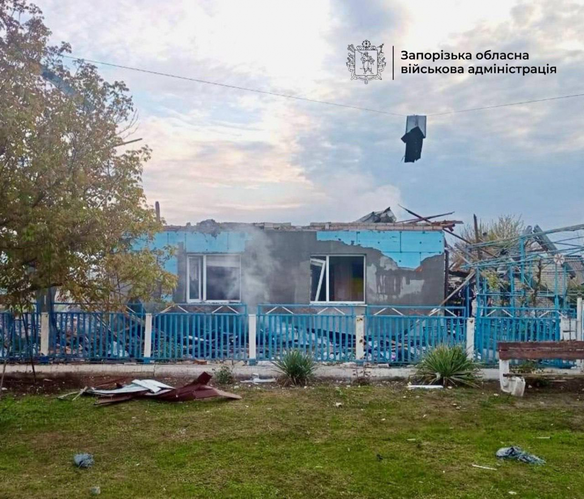 Ворог вгатив трьома авіабомбами по селу в Запорізькій області - сталась пожежа, поранена людина