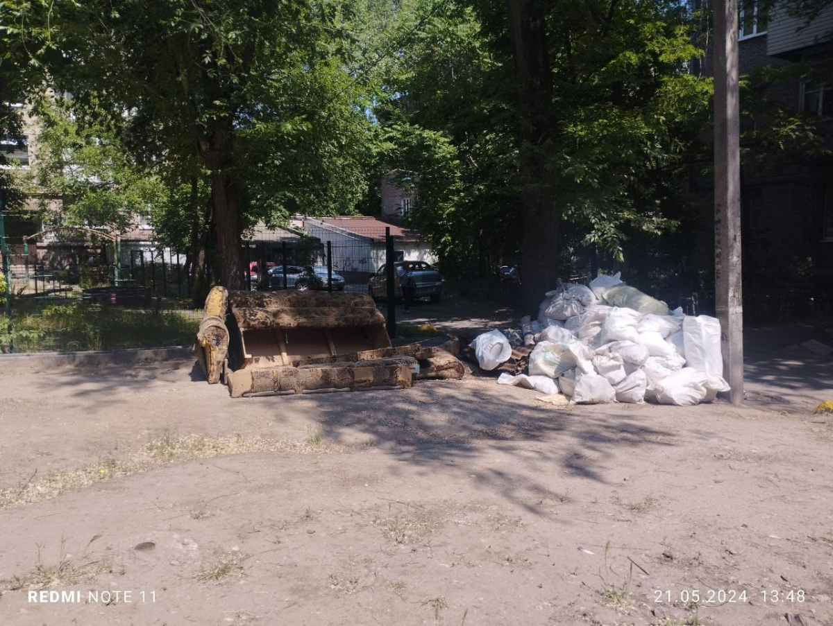Робить ремонт та не виносить сміття – запоріжці поскаржились на свого сусіда