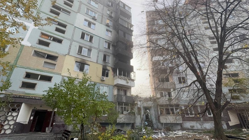 "Вже не перший прильот" - запоріжці розповіли, як рятувалися під час атаки безпілотників та що залишилось від їхніх домівок (фото, відео)