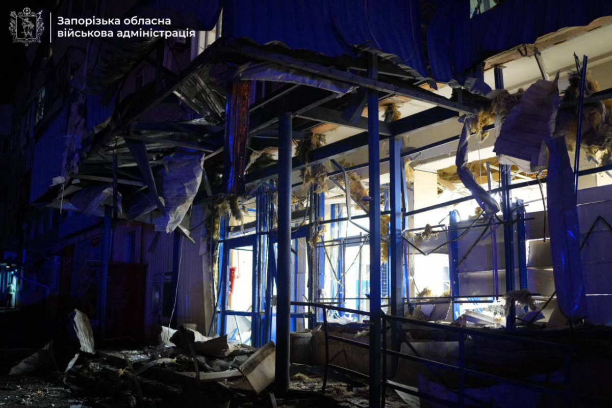 Скерували дрон у багатоповерхівку - в Запоріжжі ворожий безпілотник поцілив по супермаркету, є поранені (фото, відео)