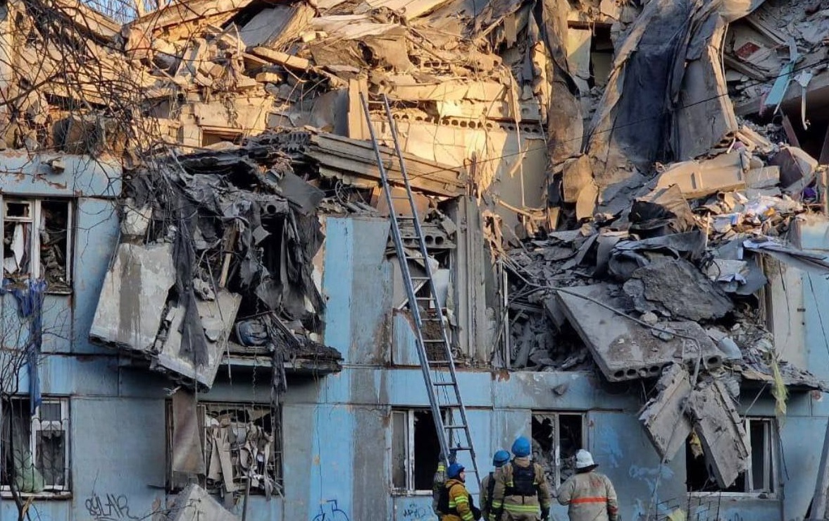 Мешканці зруйнованої запорізької багатоповерхівки розповіли про момент ракетного удару - відео
