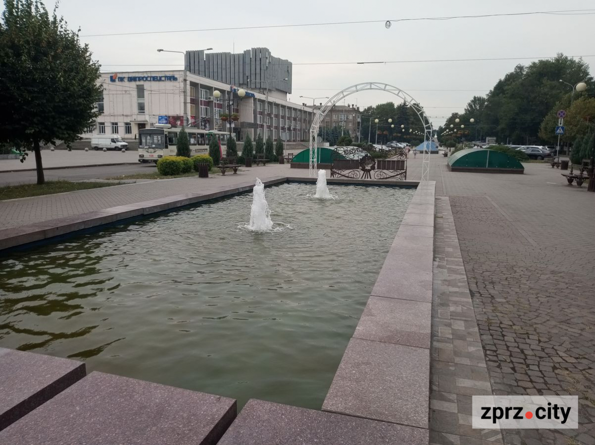 Сьогодні комунальники миють один з фонтанів в центрі Запоріжжя - фото