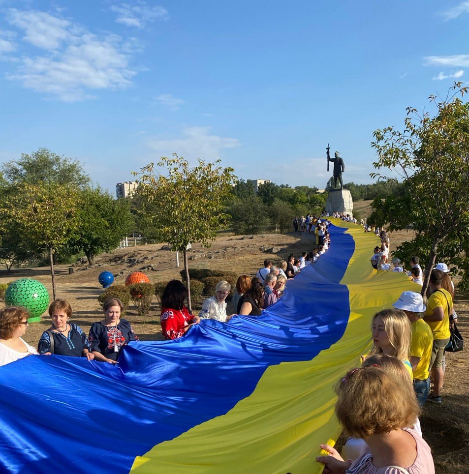 У запорізькому парку розгорнули стометровий прапор - фото