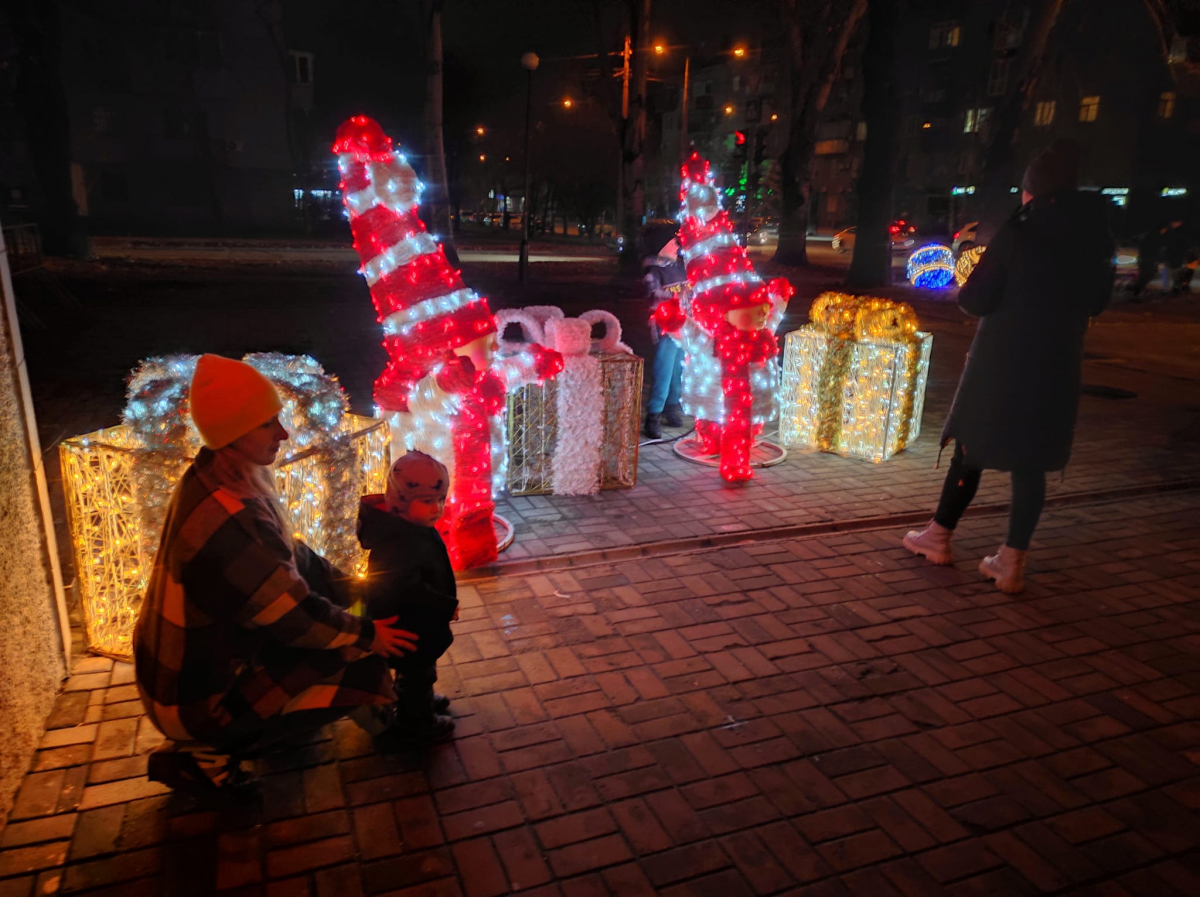 Ввечері новорічна фотозона у Запоріжжі виглядає просто казково - фото
