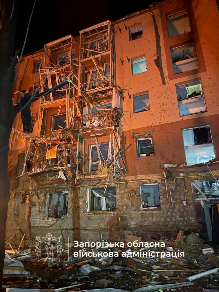 Будинок обстріляли вже вчетверте: у Запоріжжі внаслідок ракетного удару поранено п'ятьох, серед них дитина (фото, відео)