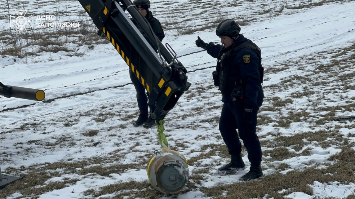 У Запоріжжі ворожий КАБ впав на територію дач - відео, фото