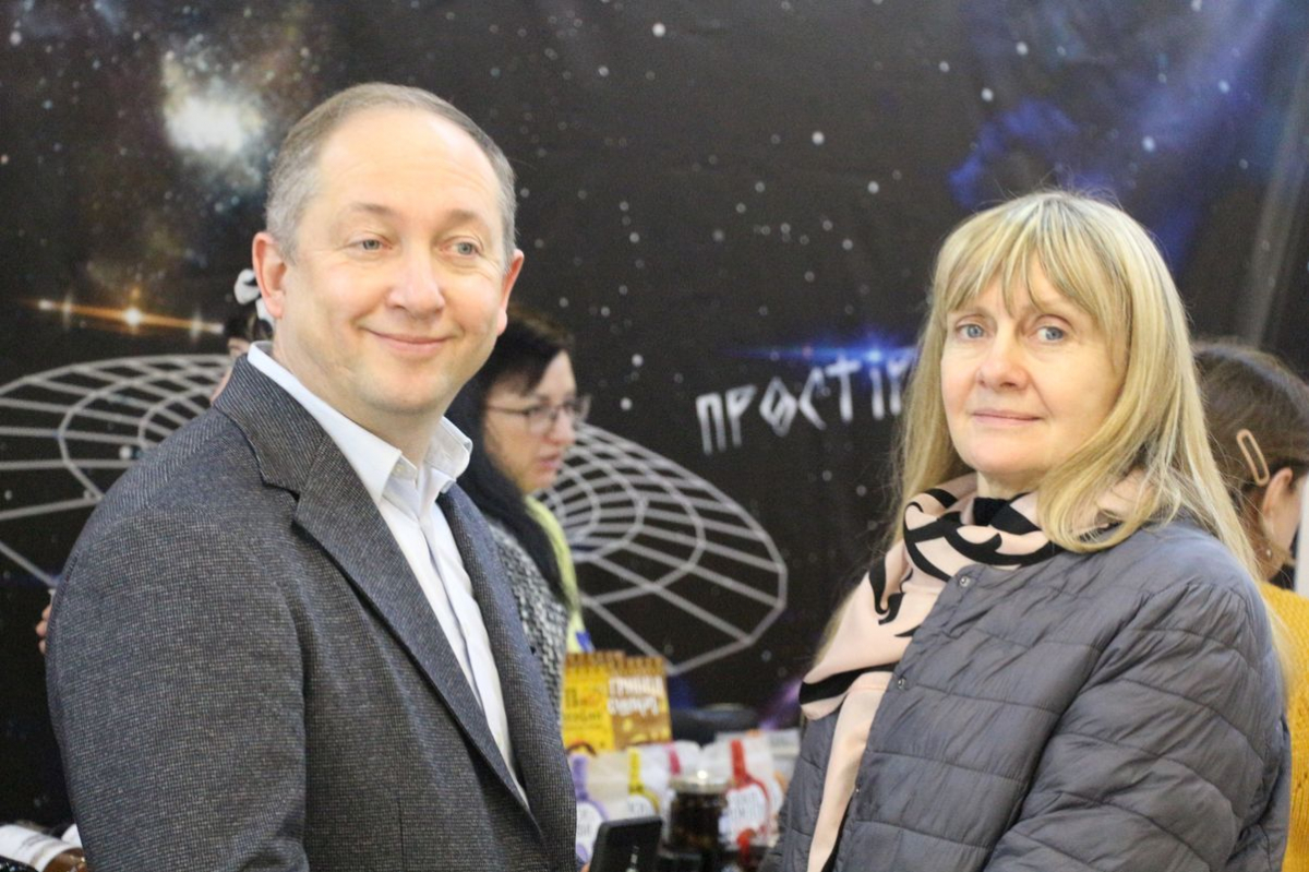 У Запоріжжі журналісти, майстрині та рок-музиканти об'єдналися і зробили благодійний ярмарок - фото