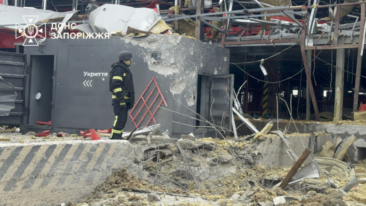 Вдарили по інноваційному терміналу СІЧ: вранці 17 березня росіяни атакували Запоріжжя (фото, відео)