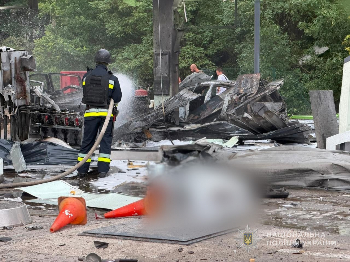 Загинув чоловік, постраждали десятки людей, спалахнули масштабні пожежі - наслідки ворожих атак по Запоріжжю  (фото)