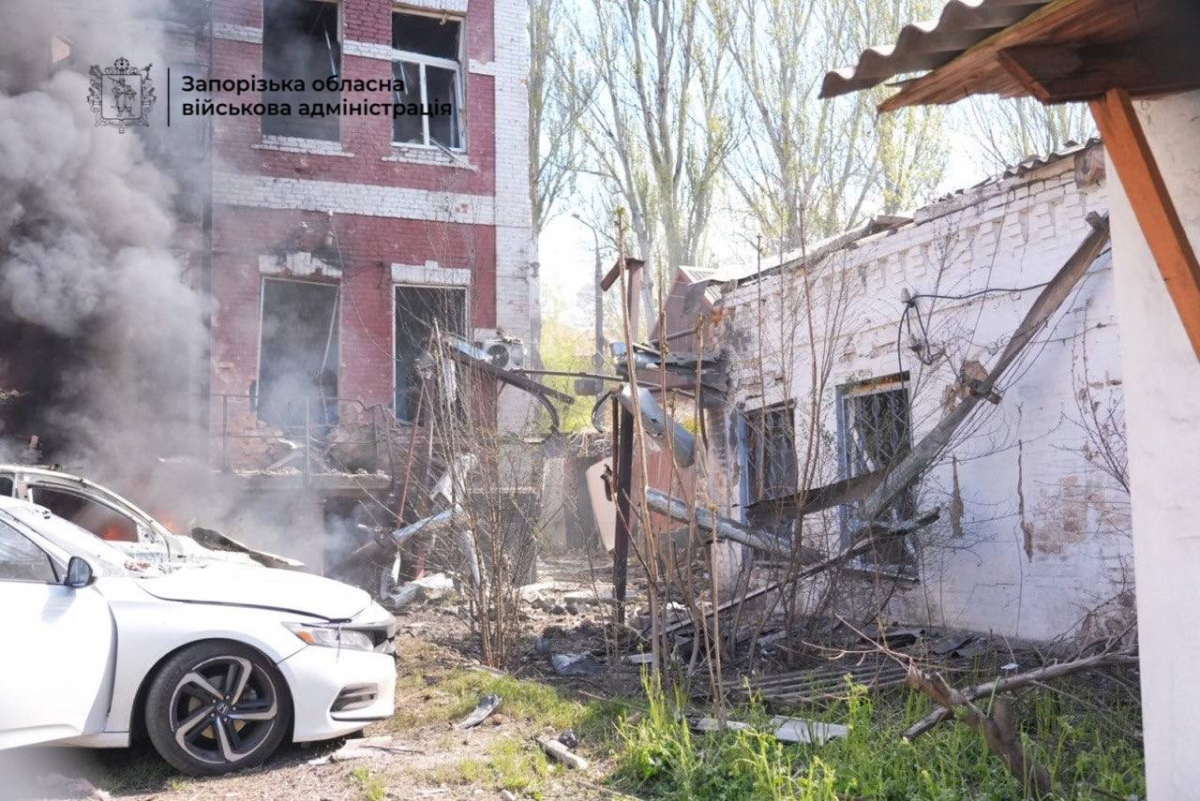 Безпілотники вдарили по трьох районах Запоріжжя: росіяни атакували житлові квартали, є поранені (фото, відео)