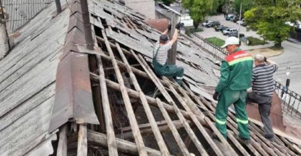 У Запоріжжі продовжують відновлювати будинки, постраждалі від ракетного удару