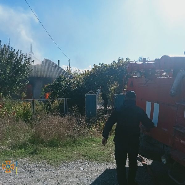 У селищі Запорізької області через ворожі обстріли сталася пожежа в житловому будинку - фото