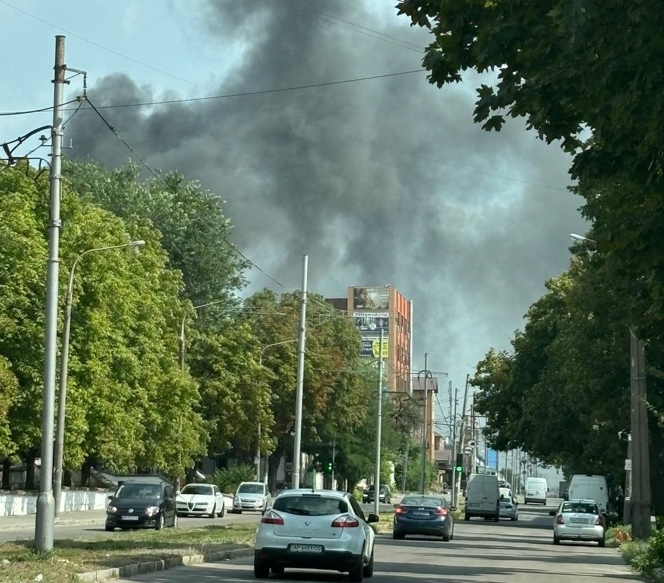 На Центральному ринку в Запоріжжі пролунали вибухи - зайнялася сильна пожежа (фото, відео)