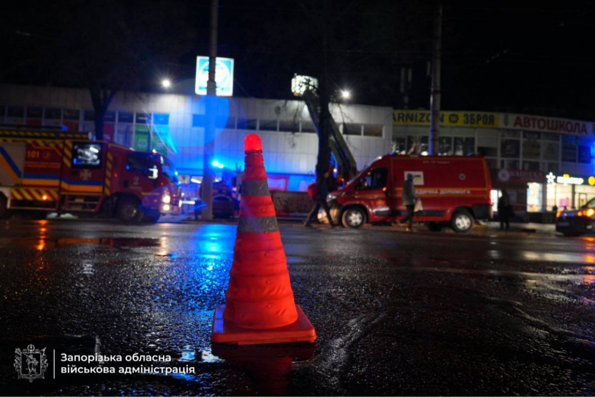 Ввечері 7 січня ворог ударив по торгівельному центру у Запоріжжі - фото і відео наслідків
