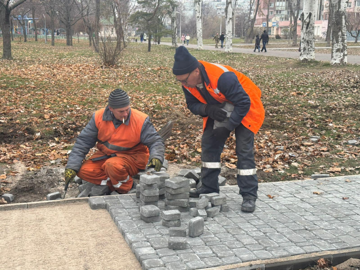 Як просувається ремонт в одному із Запорізьких парків - фото