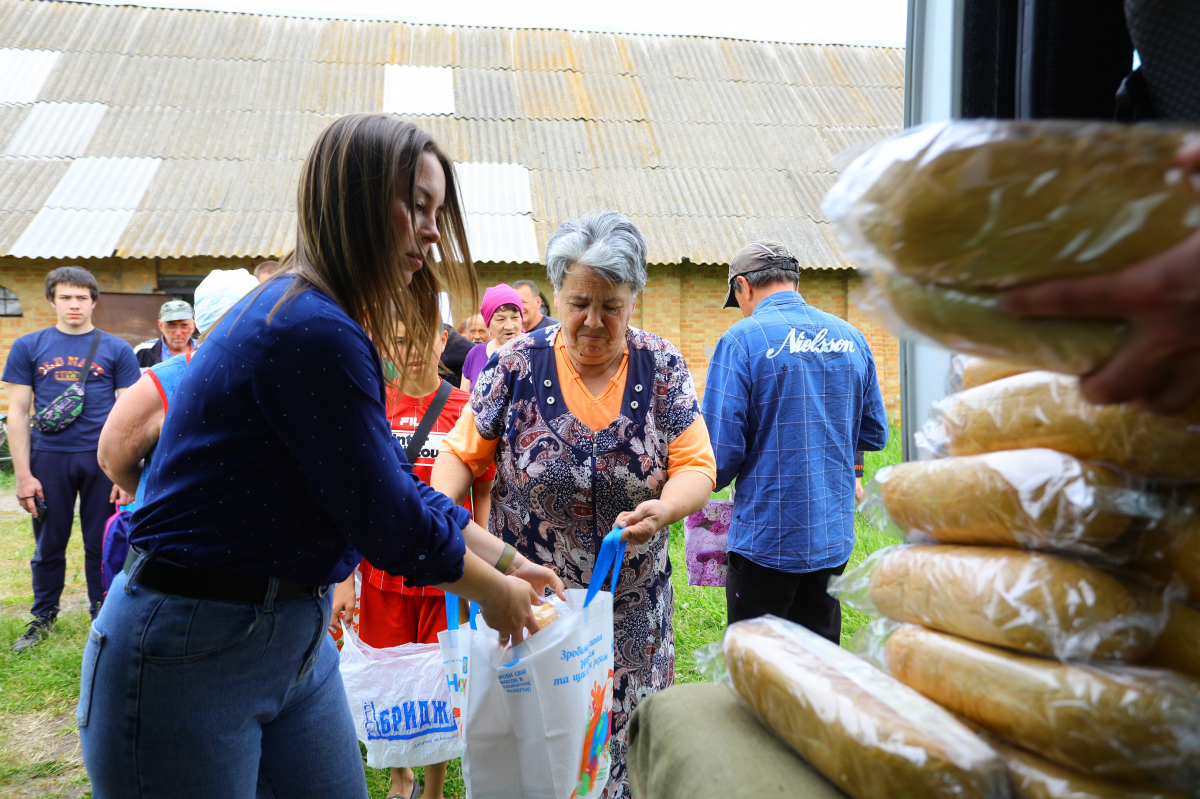Метінвест передав громадам Запорізької та Донецької областей соціальний хліб
