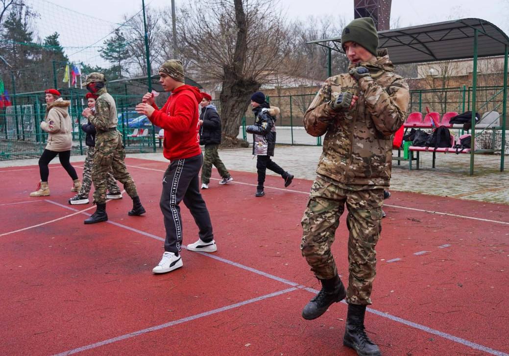 Мілітаризують молодь — на ТОТ Запорізької області окупанти вчать дітей вбивати