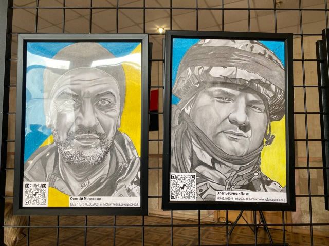 "Крізь ці портрети ми бачимо життя": у Запоріжжі відкрили виставку на честь загиблих і зниклих Героїв (фото)