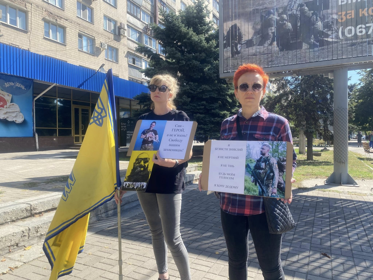 «Ми повинні за них боротися» -  у Запоріжжі пройшла акція на підтримку військовополонених (фото)