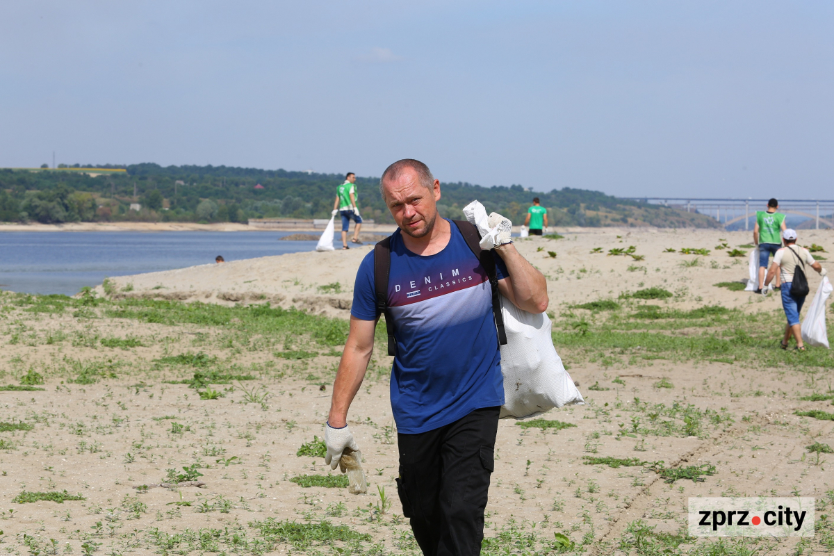Врятуємо Дніпро разом: на Хортиці у Запоріжжі провели масштабне прибирання - фото